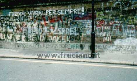 Il muro di Logan Place nel 1996