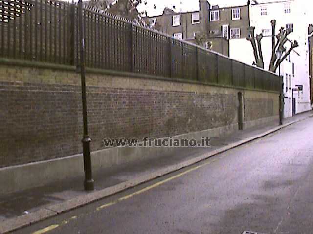 Il muro di Logan Place nel Gennaio 2005