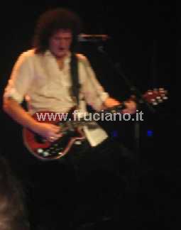 Brian mentre esegue al concerto &quotLove Of My Life"