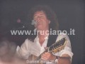 Brian con la chitarra acustica