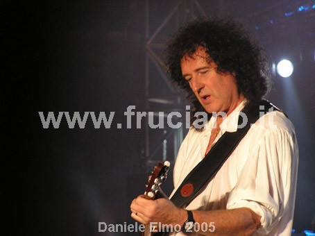 Brian May mentre suona