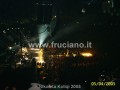 Visione d'insieme del palco con Paul Rodgers sulla passerella