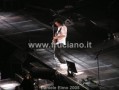 Brian May mentre suona la chitarra
