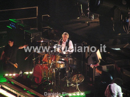 Roger Taylor mentre suona la batteria