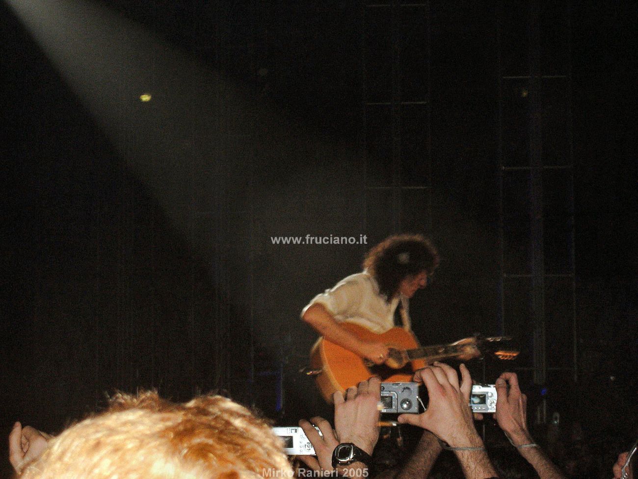 Brian con la chitarra acustica