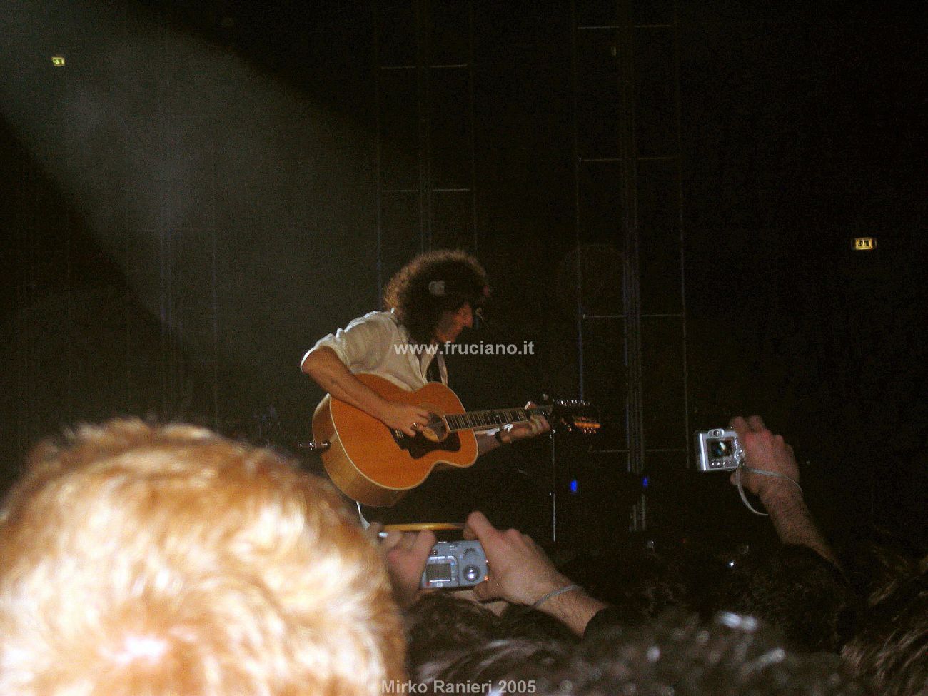 Brian con la chitarra acustica