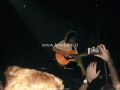 Un'altra foto di Brian May con la chitarra acustica