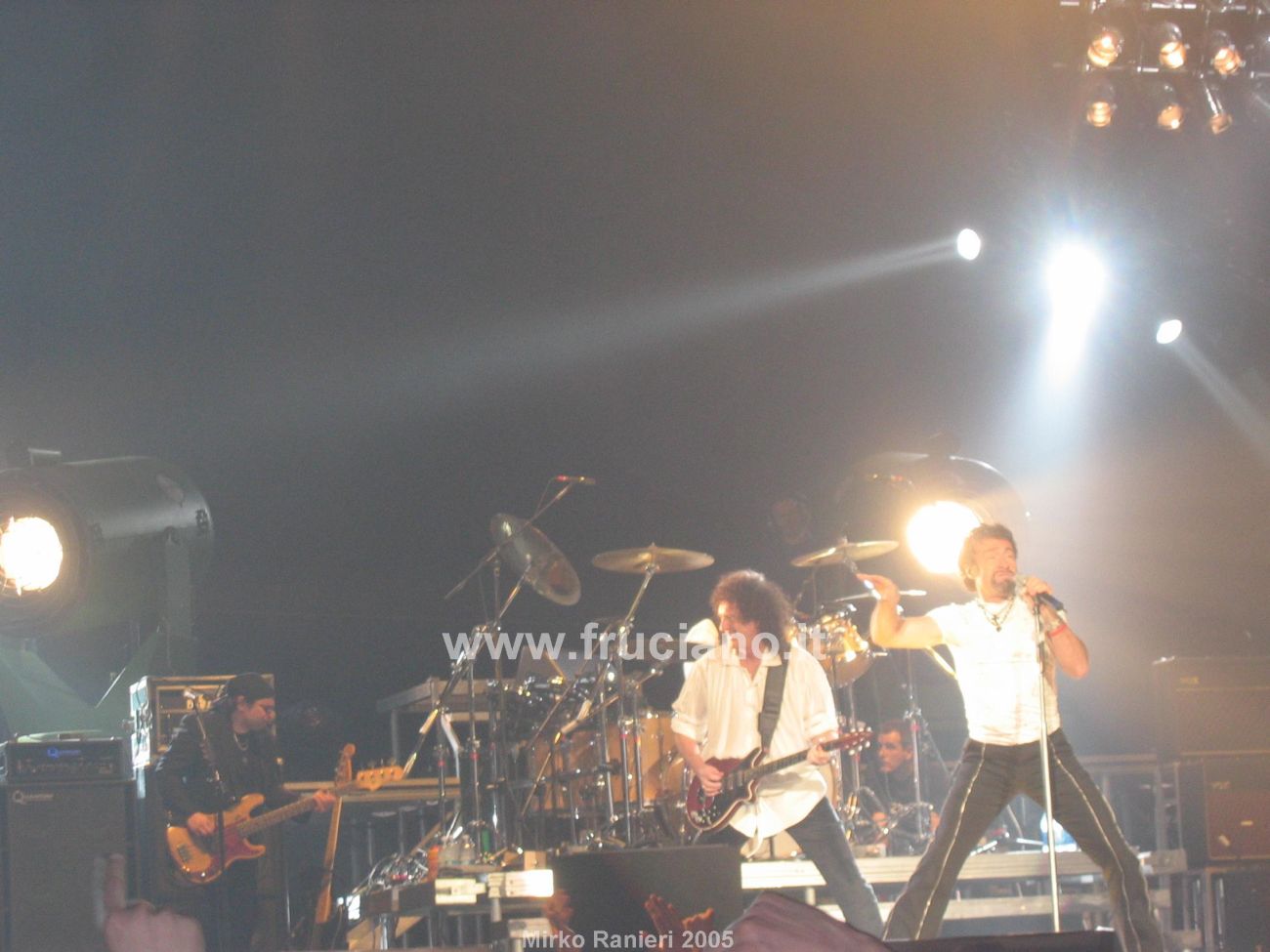 Visione d'insieme del palco con Brian May, Paul Rodgers e Danny Miranda