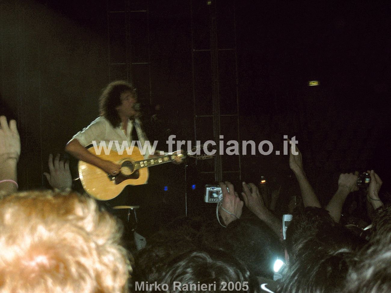 Brian con l'acustica