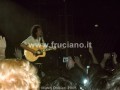 Sempre Brian May con la chitarra acustica