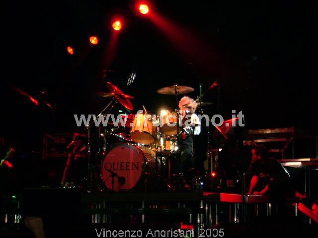 Roger Taylor mentre suona